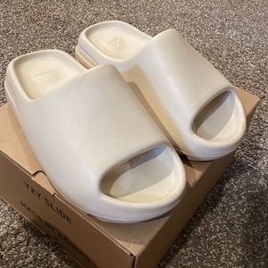 Yeezy slide in bone
